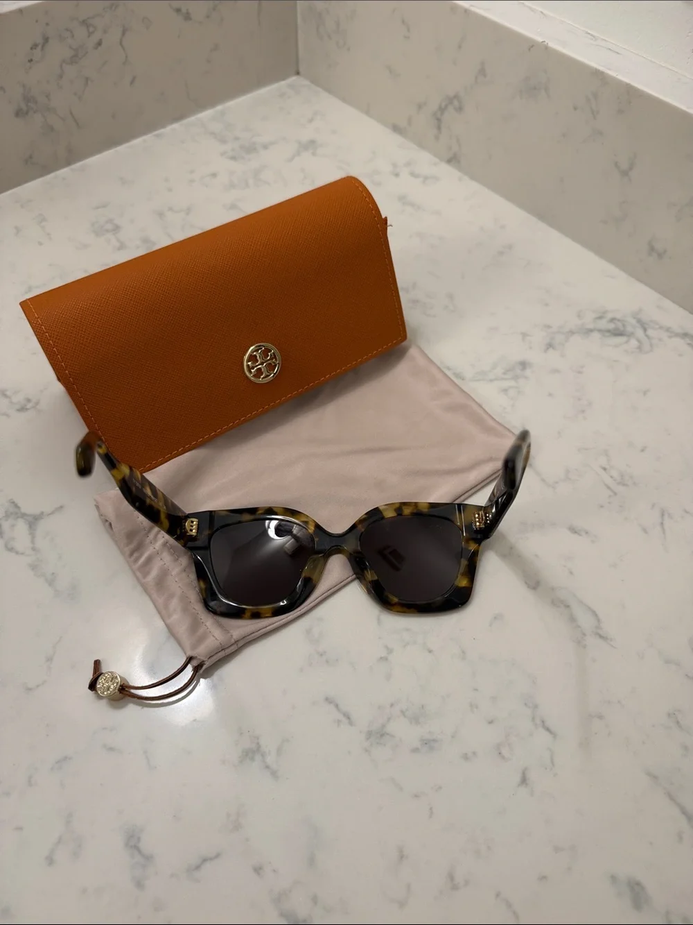 Tory Burch Miller Pushed Square Tortoiseshell Sunglasses with Orange Case - Picture 4 of 6